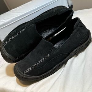 EUC Keen black slip on loafer shoes women 7 suede leather winter waterproof hike